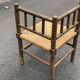 Chaise d’angle en bois tourné
