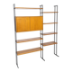 Système de mur modulable Omnia, Hilker, teck et acier noir avec étagères.