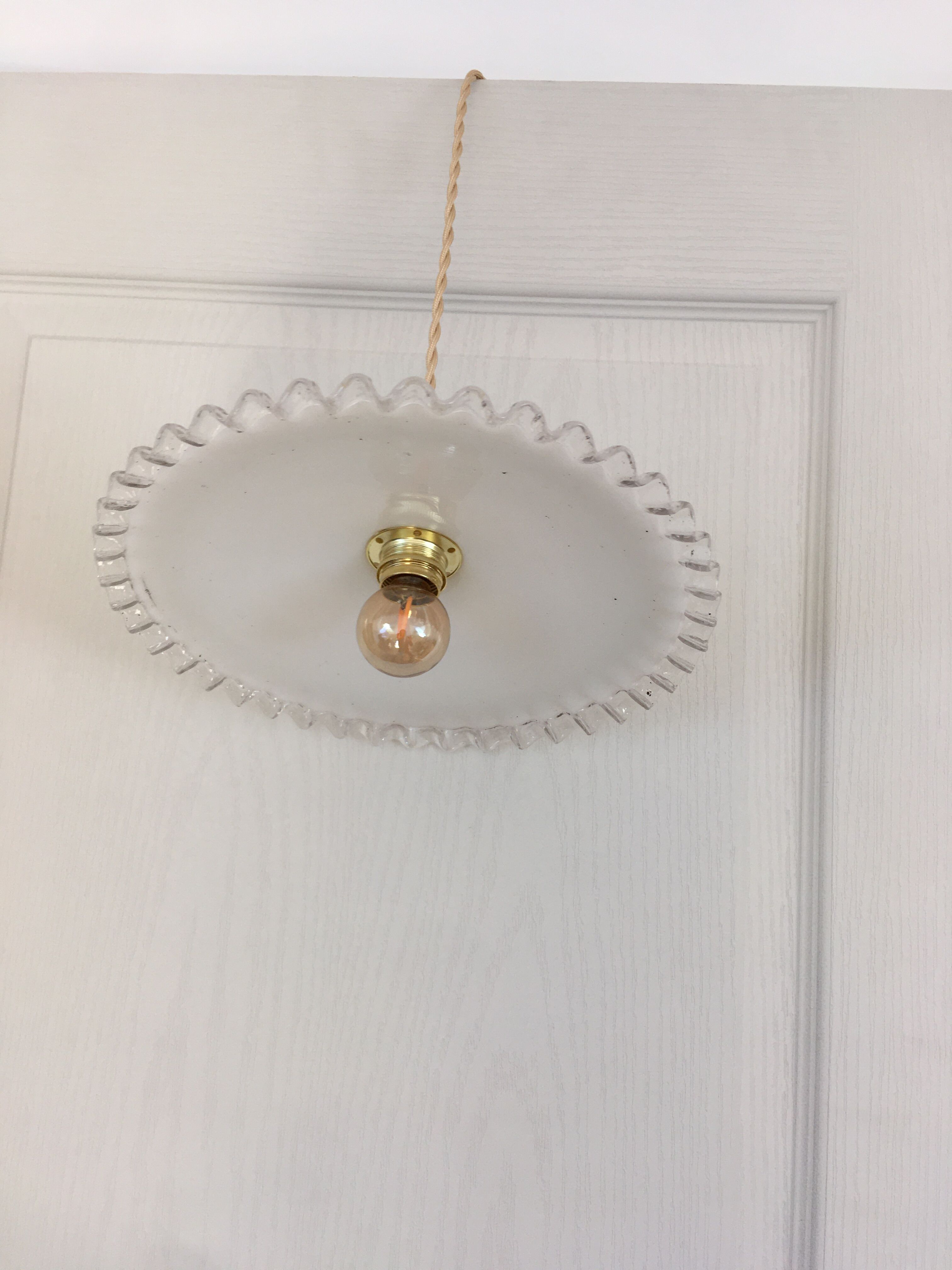 Pair of serrated opaline suspensions