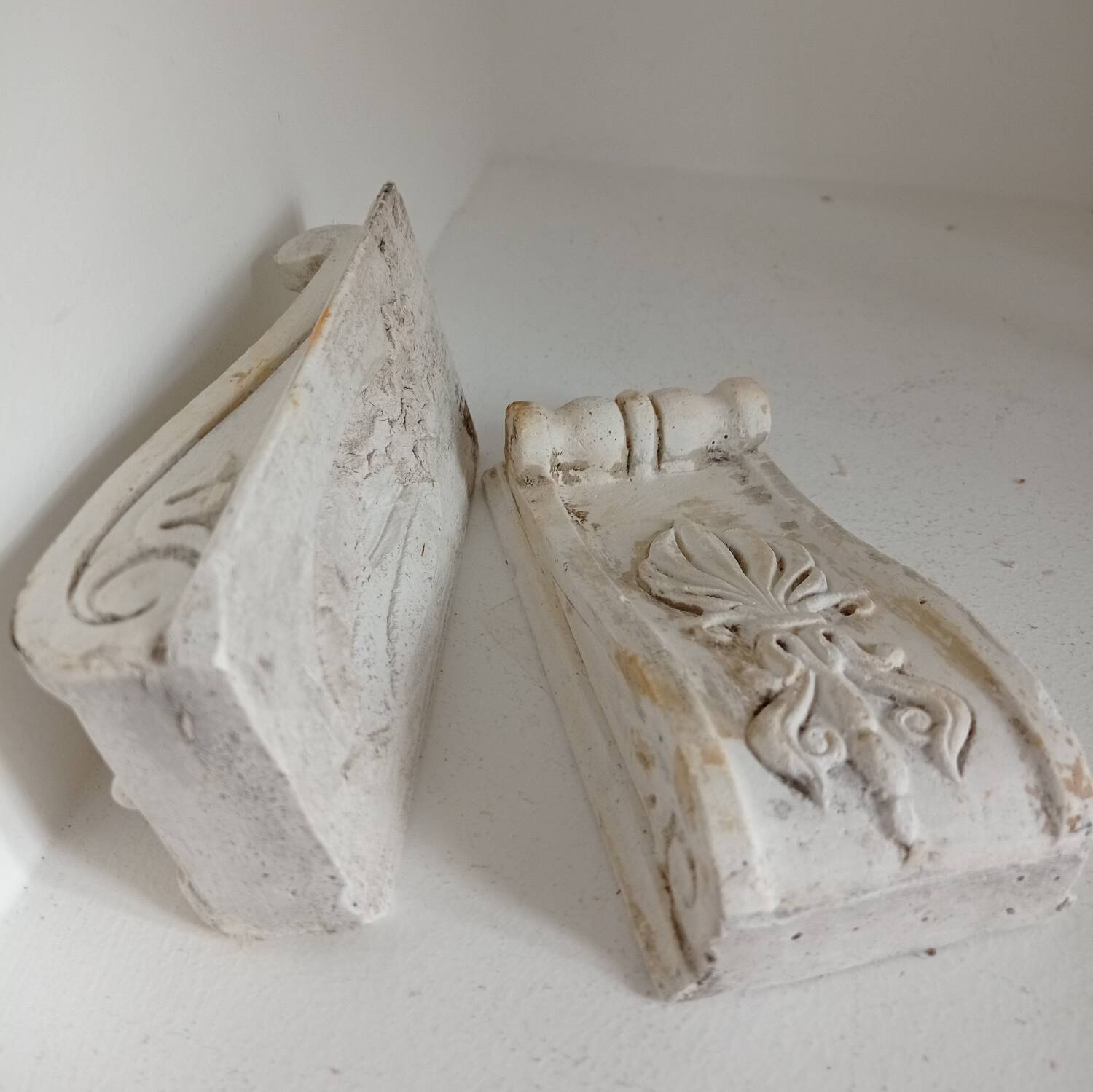 Set of 2 decorative plaster ornaments