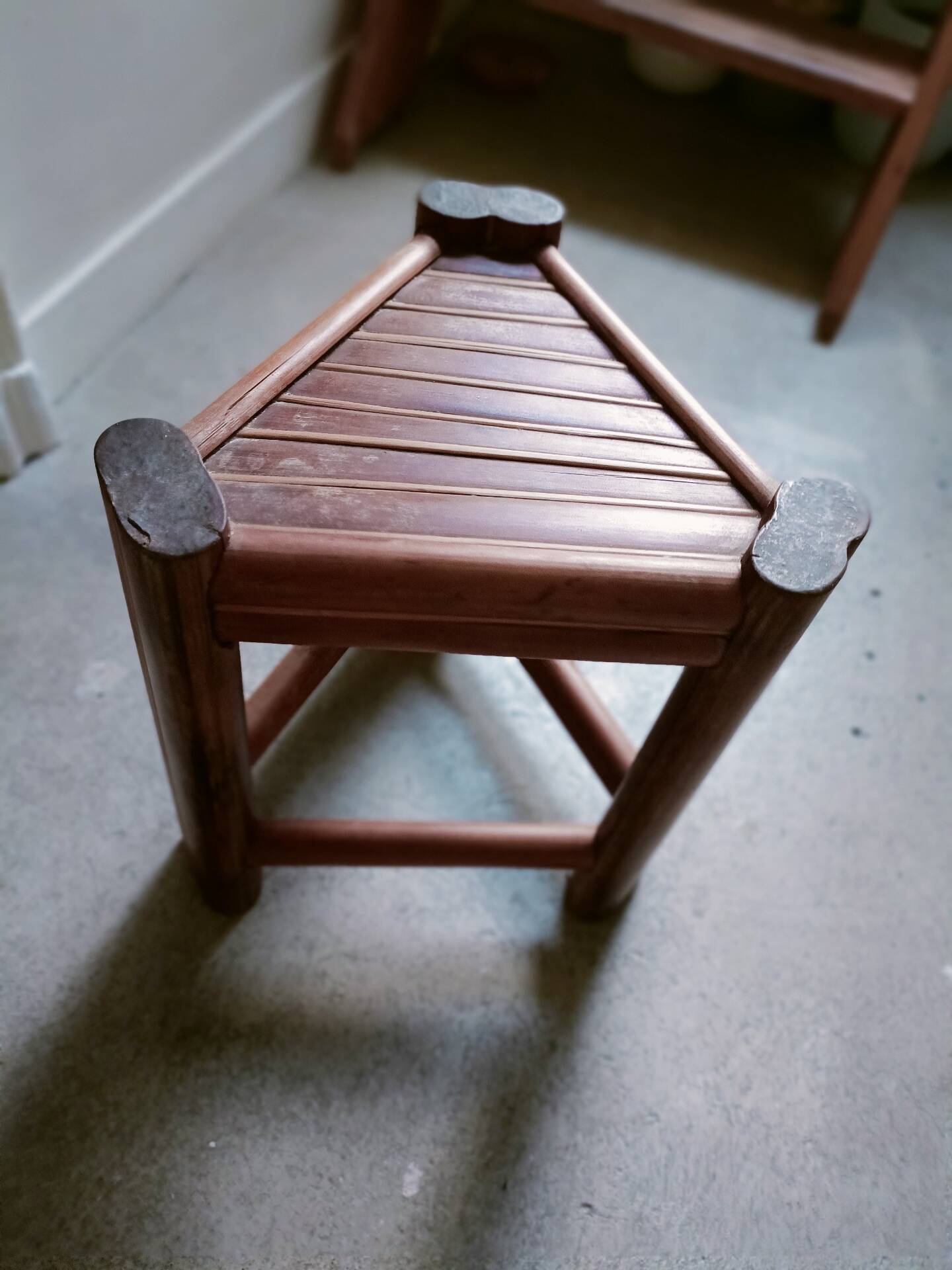 Tabouret en rotin brûlé années 60