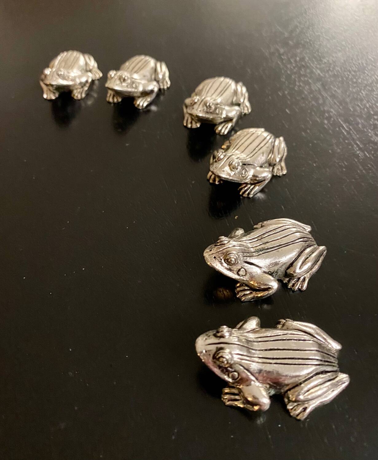 6 metal frog-shaped knife holders