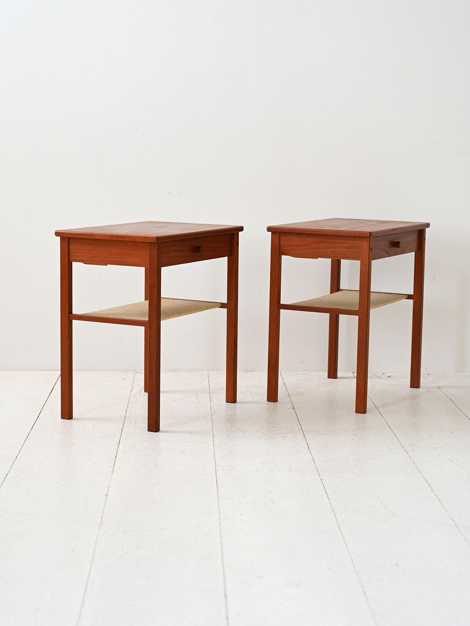 Paire de tables de chevet scandinaves en teck foncé des années 1950
