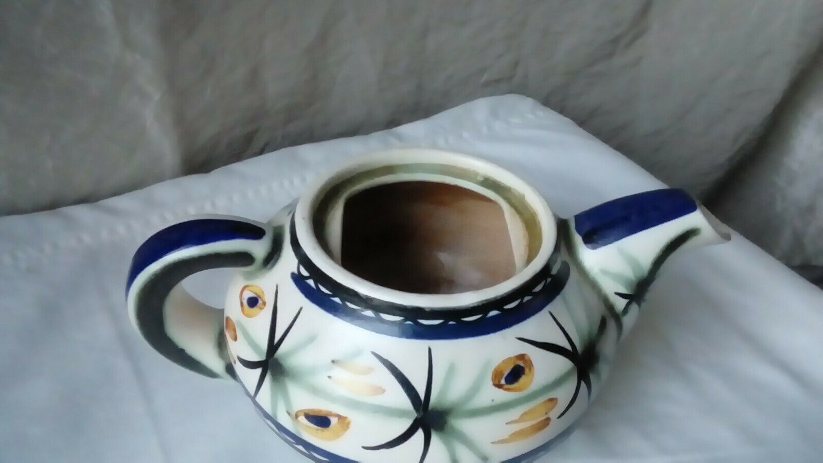 Ceramic theiere of quimper keraluc