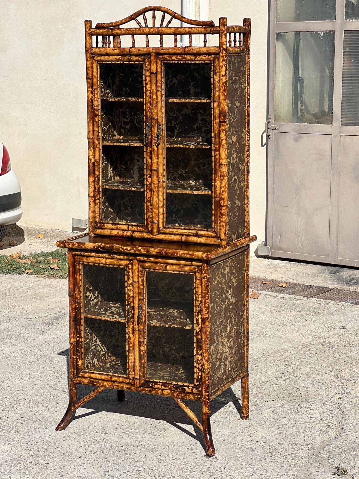 Armoire anglaise en bambou et laque du XIXe siècle, 1890