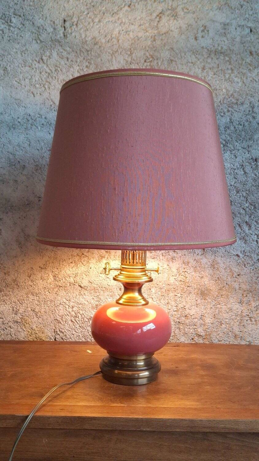 Neo-Victorian table lamp with pink opaline glass and brass – Vintage 1970s