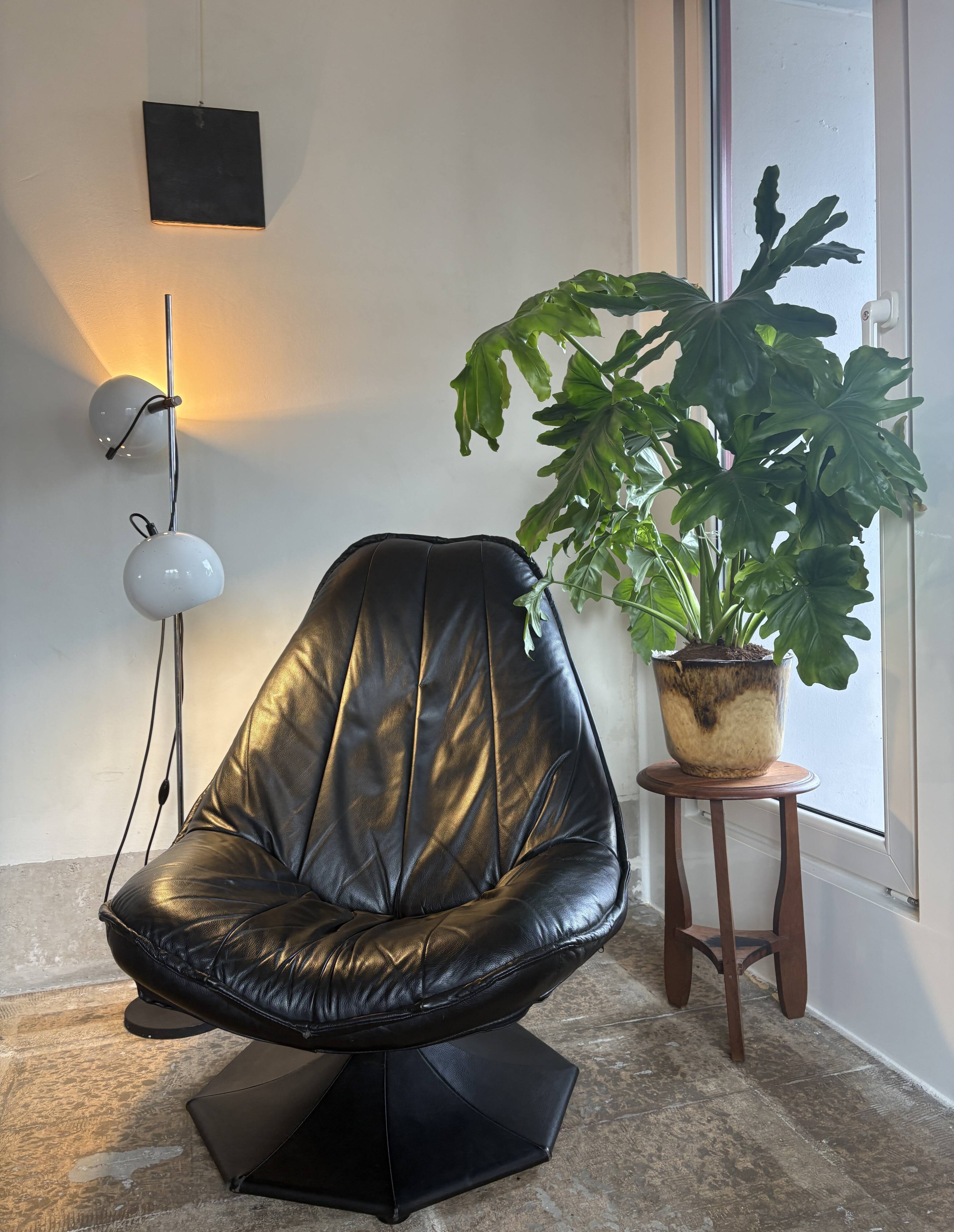 Black leather swivel chair, Artifort style