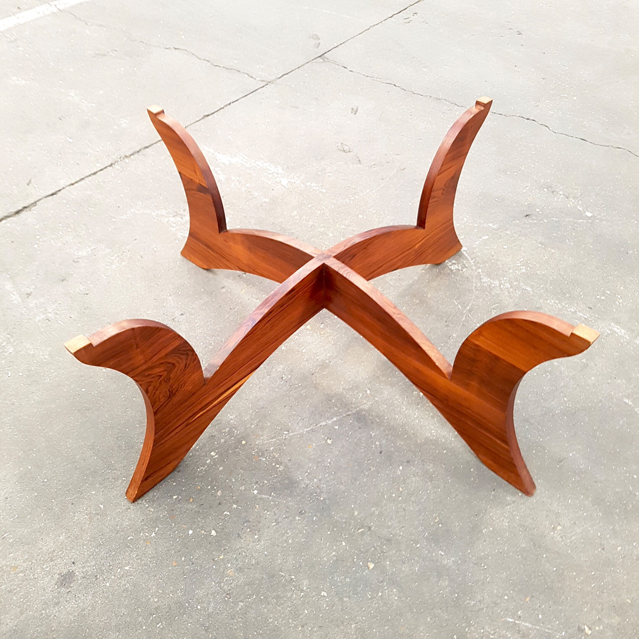 Table low Hugues Poignant base plating wood and smoked glass top