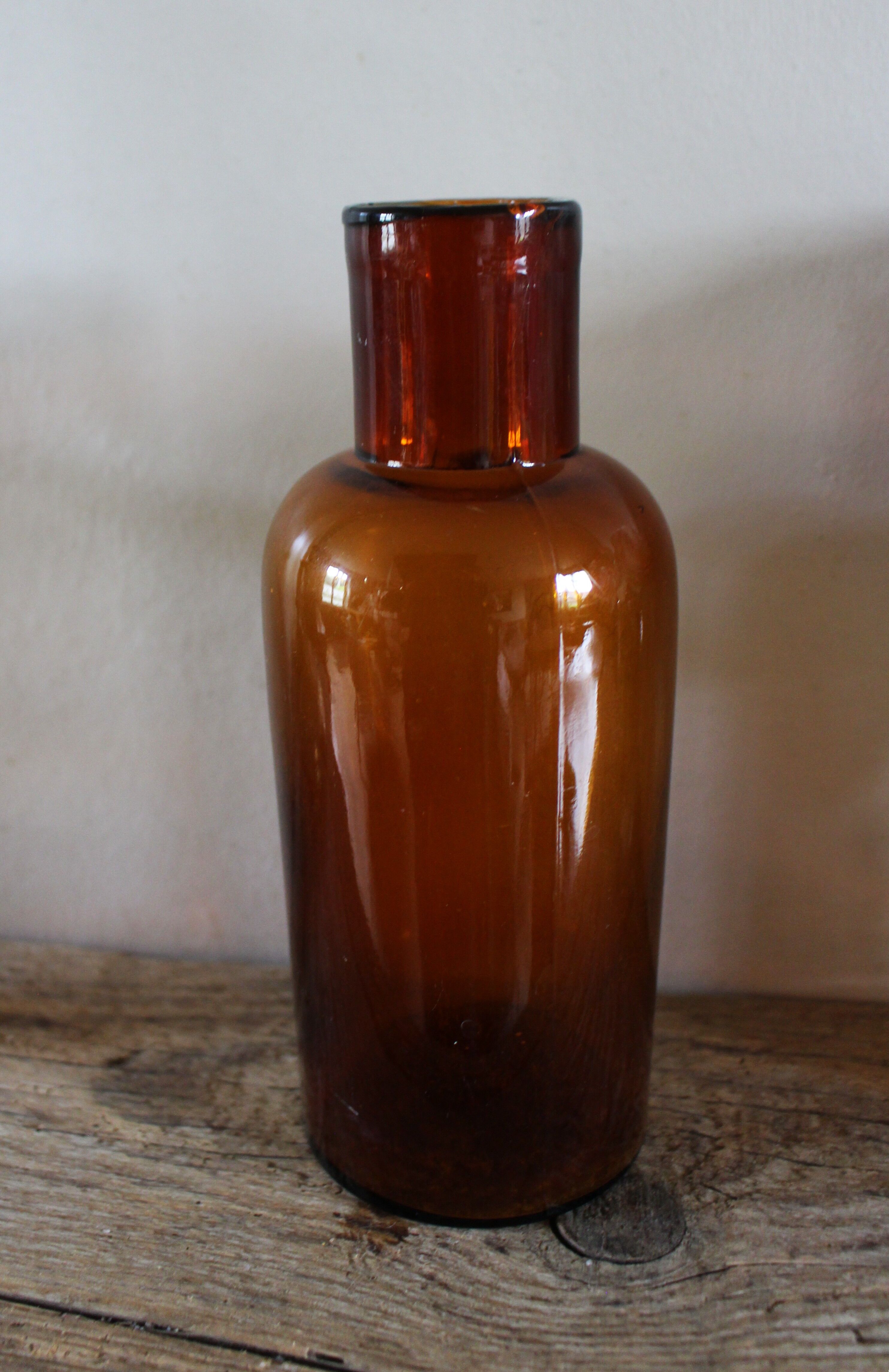 Vase flacon en verre ambré