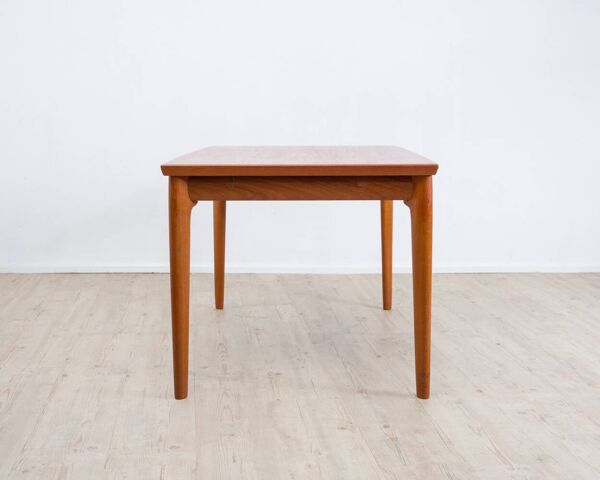 Table de salle à manger en teck, fabriquée au Danemark, par la société Glos