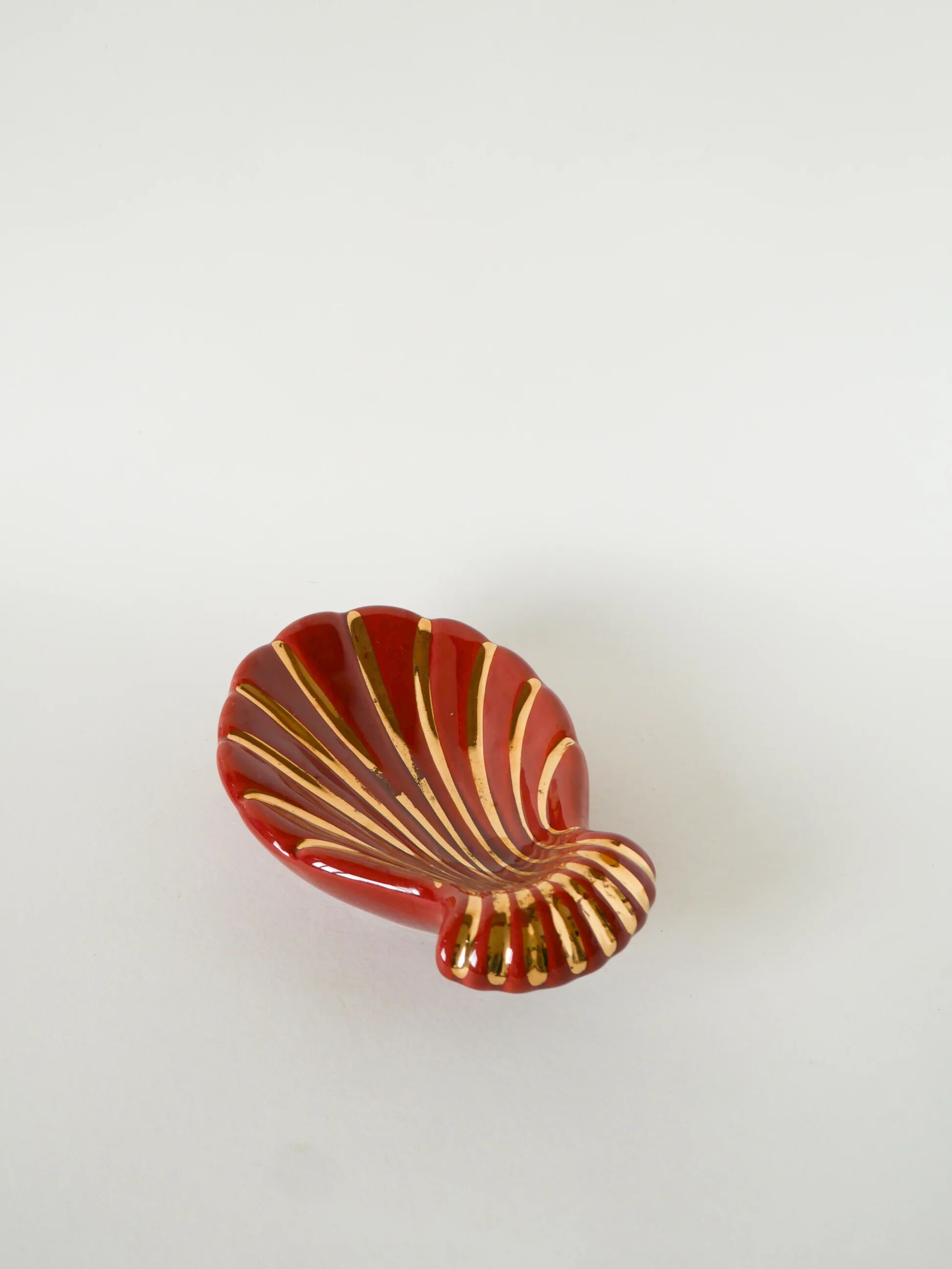 Shell-shaped ceramic catchall, Magdalithe, brick and gold, 1970.