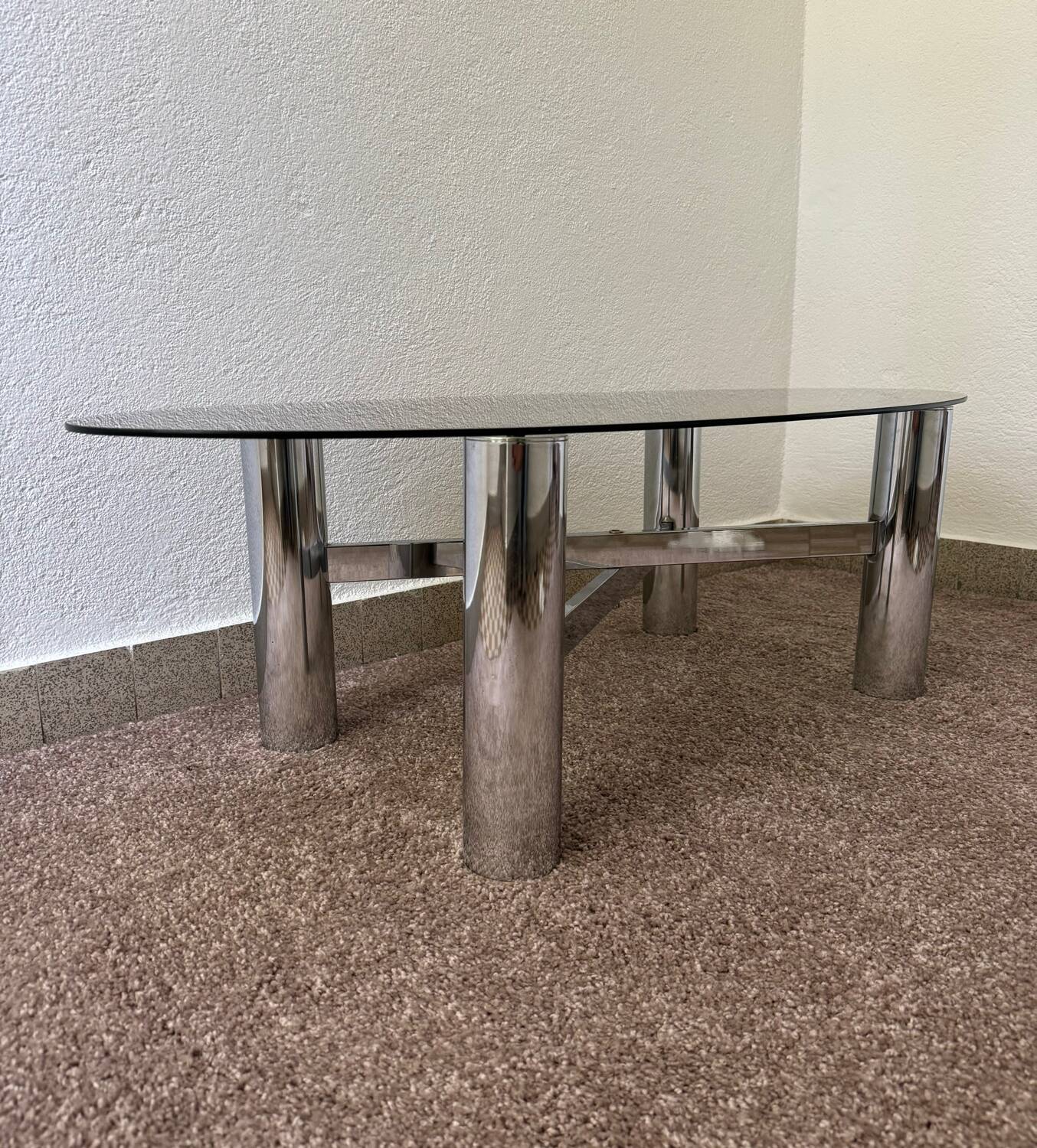 Table basse métal chromé verre fumé années 70