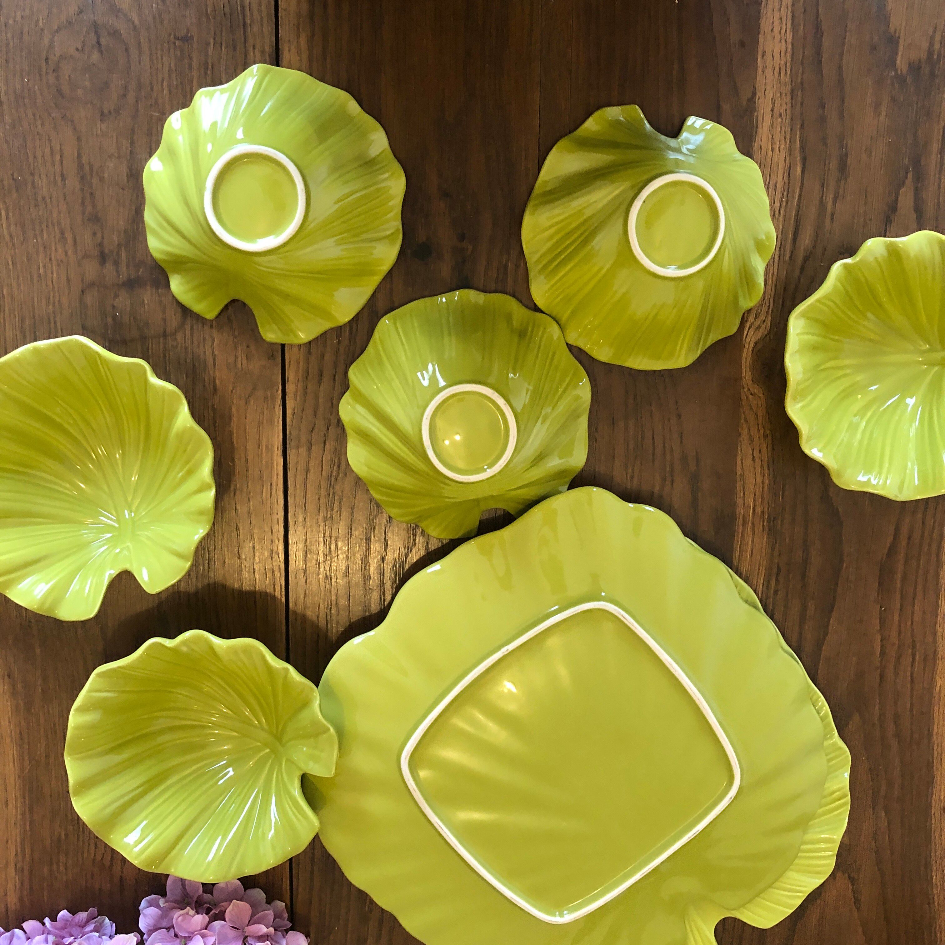 2 dishes and its 6 anise green cups