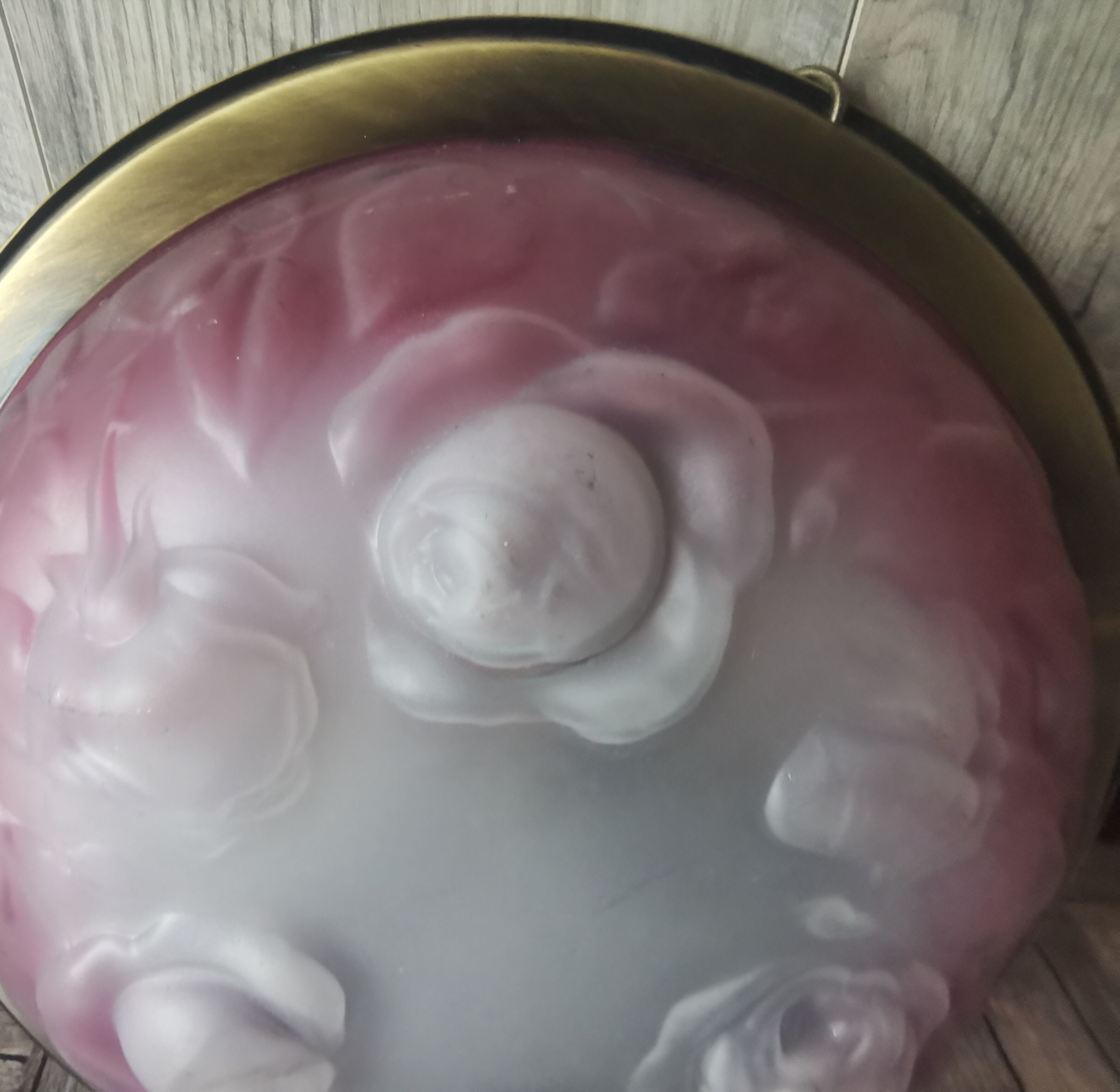 Suspension pink glass paste