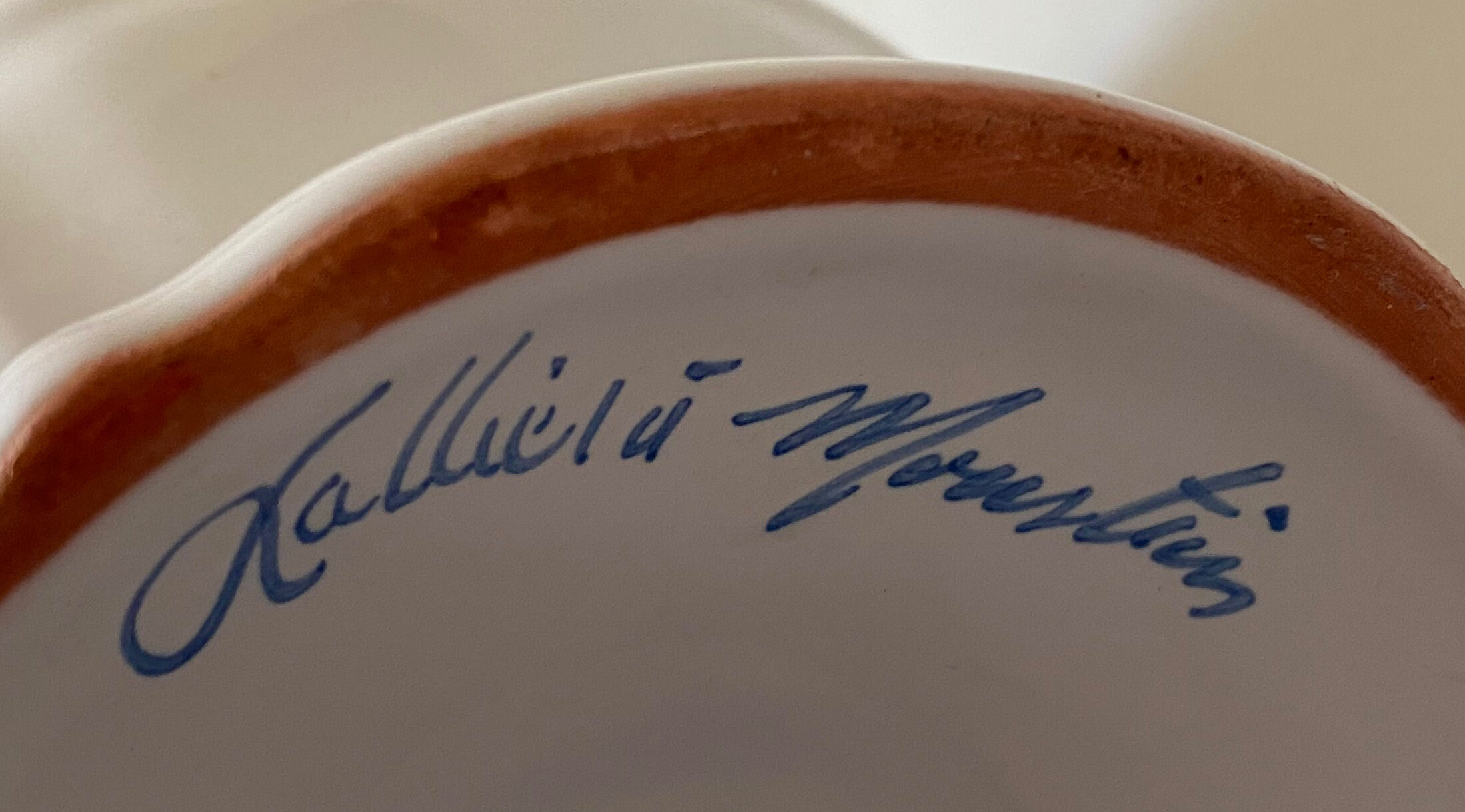 Pique fleur Faïence blanche signed Lallier Moustiers in Sainte Marie Provence