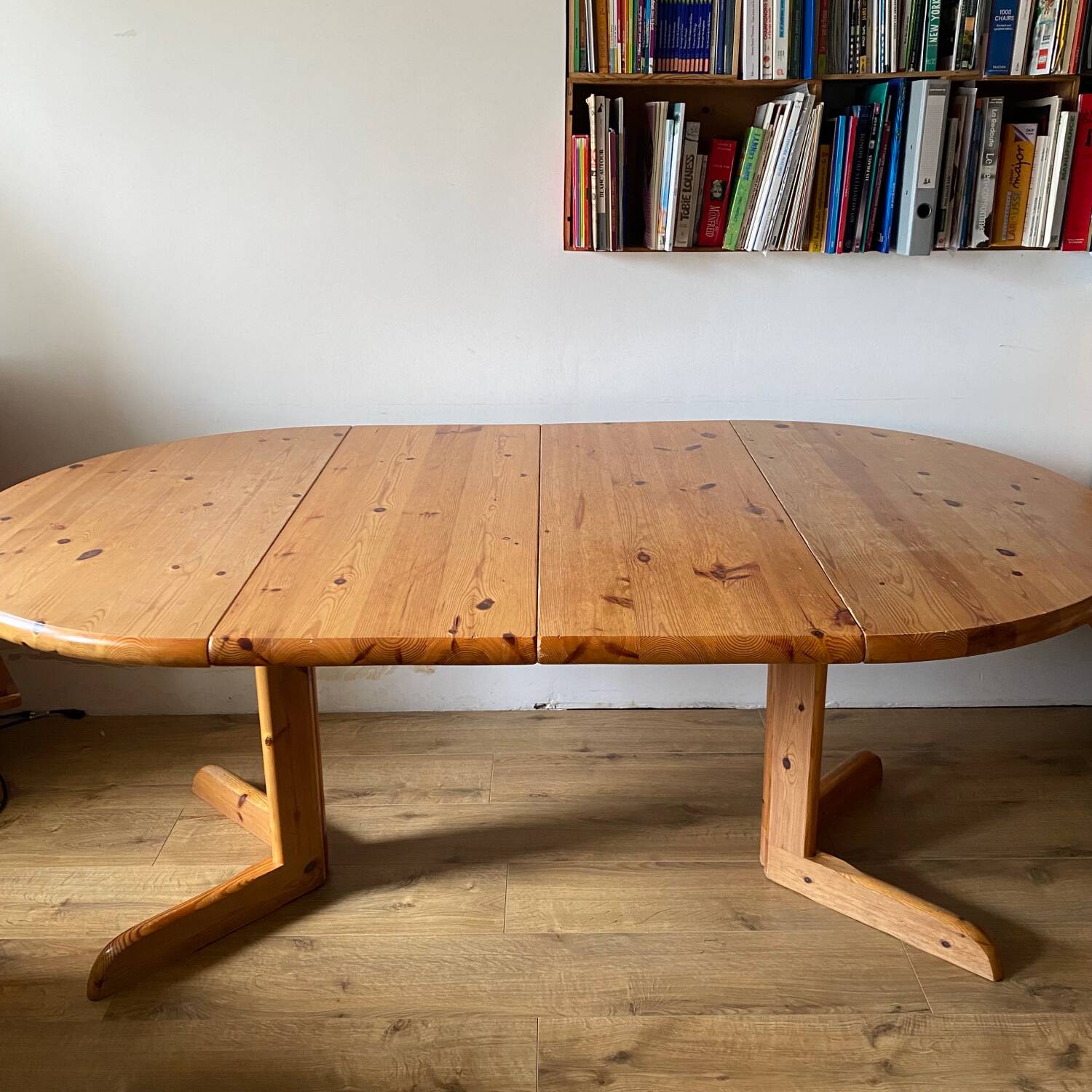Round solid pine dining table with 2 extensions