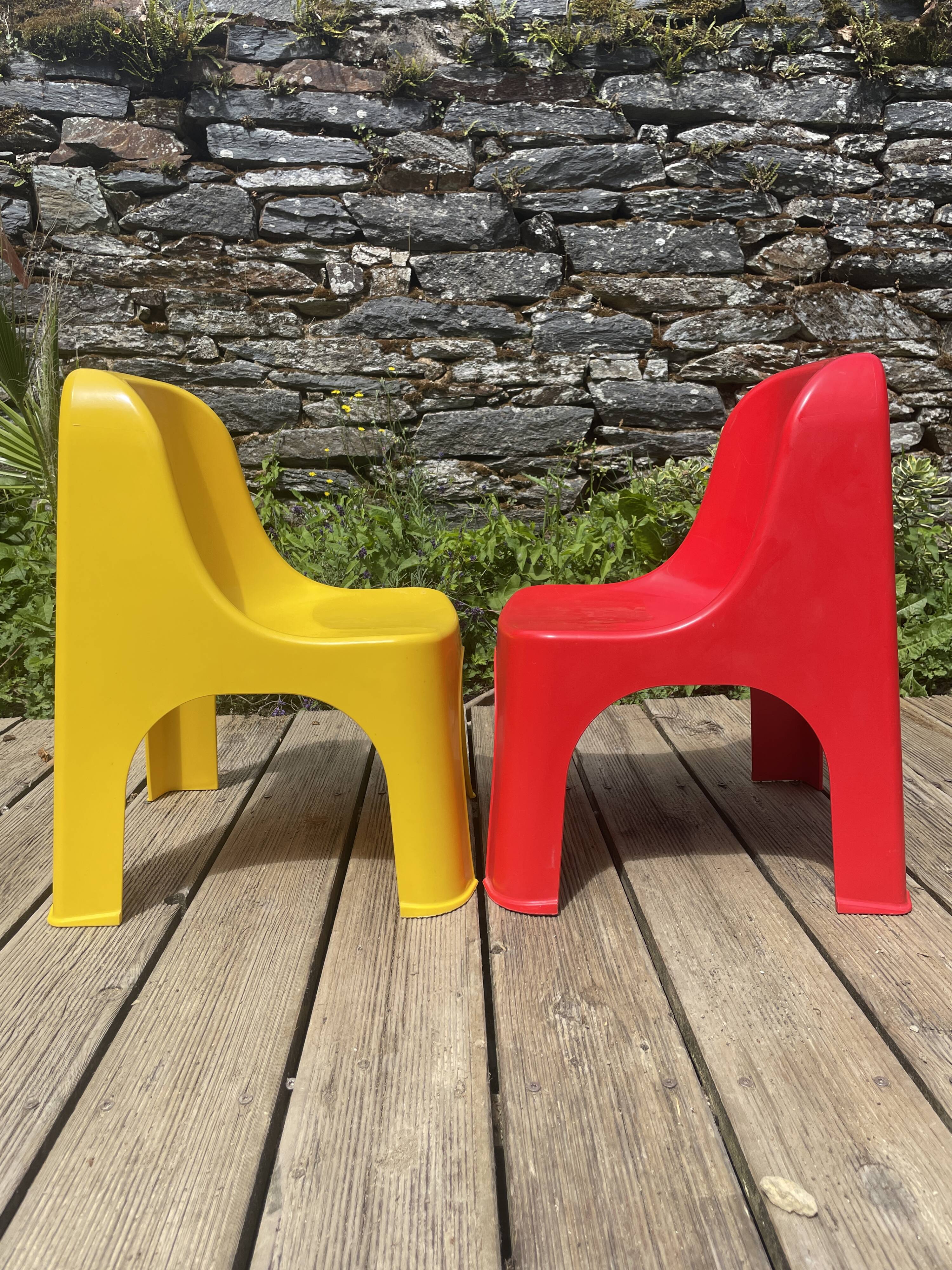 Paire de chaises colorées pour enfants