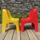 Paire de chaises colorées pour enfants