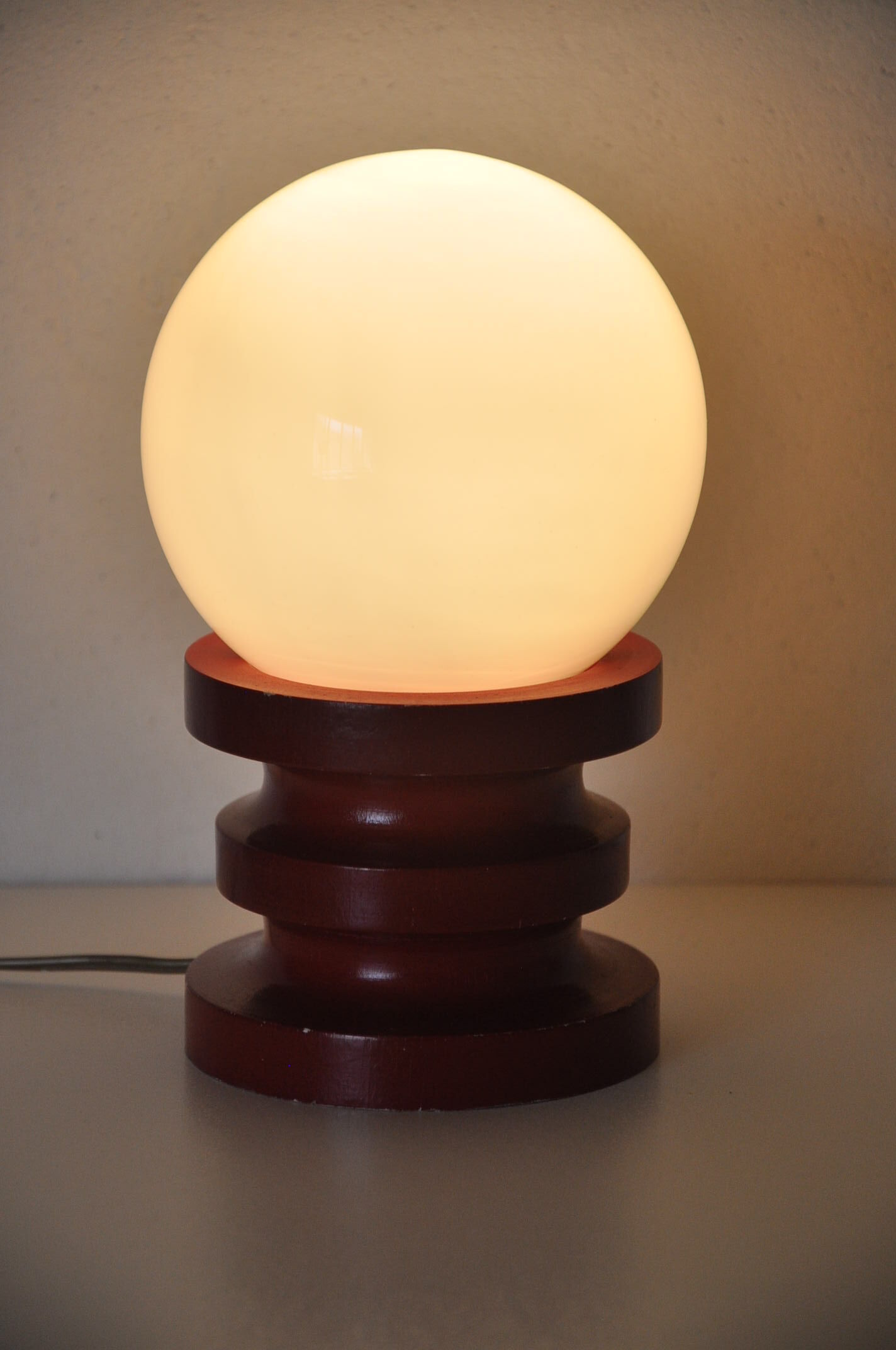Lampe bois laqué et opaline vintage