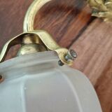 Paire d'appliques Art Nouveau en bronze doré et verre moulé dépoli