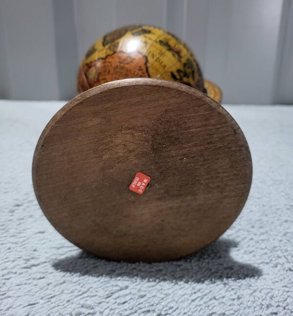 Ancien globe terrestre musical en bois