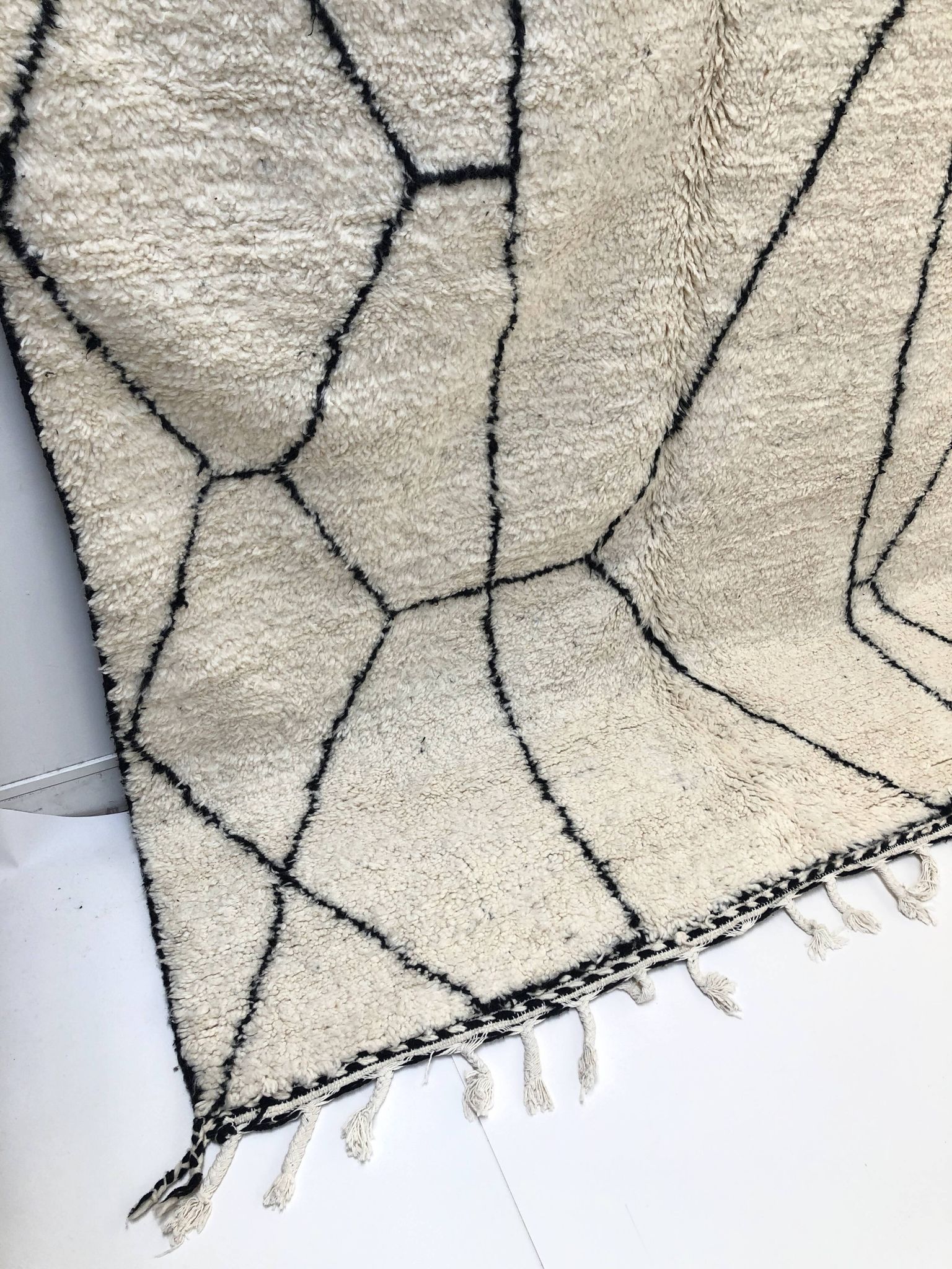 Moroccan Berber carpet Beni Ouarain with black graphic patterns 3,09x1.99m