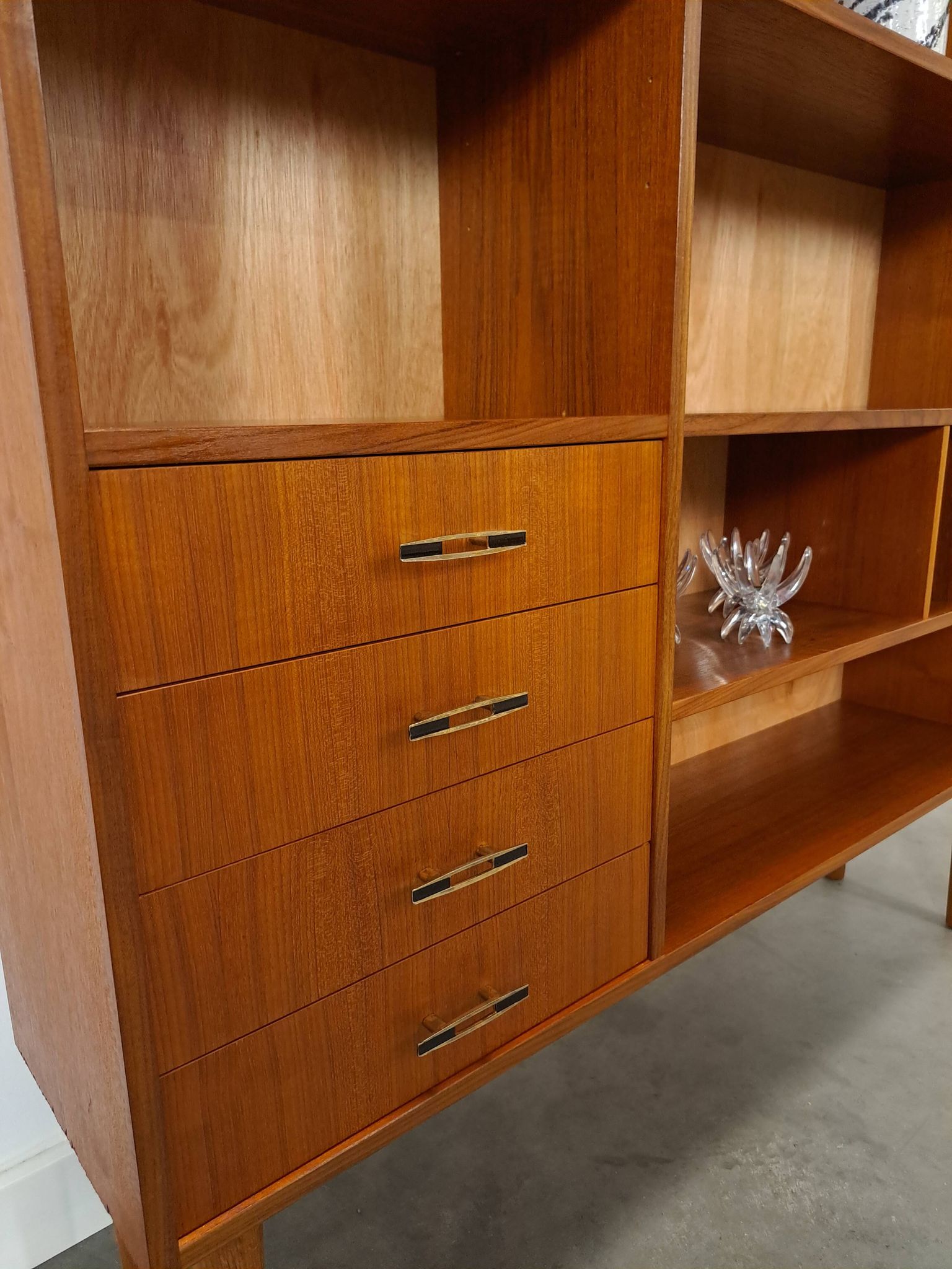 Deens teak vakkenkast met lades en hoge poten, vintage wandkast