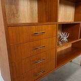 Deens teak vakkenkast met lades en hoge poten, vintage wandkast