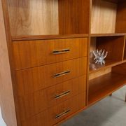 Deens teak vakkenkast met lades en hoge poten, vintage wandkast