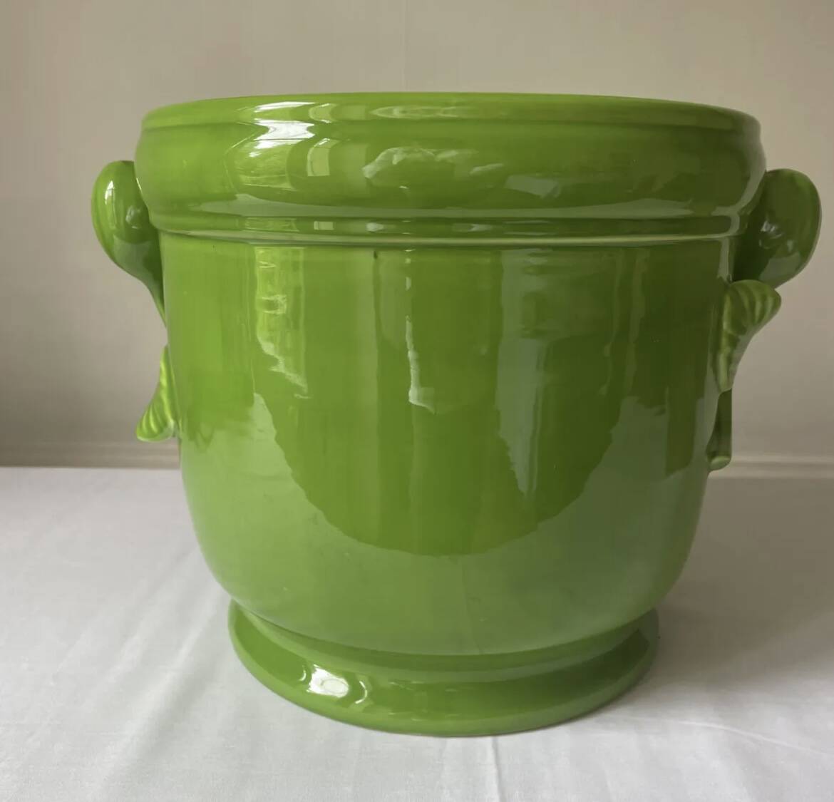 Glazed green cache-pot