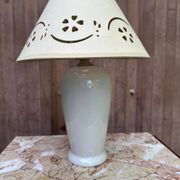 Lampe à poser vintage en céramique blanche