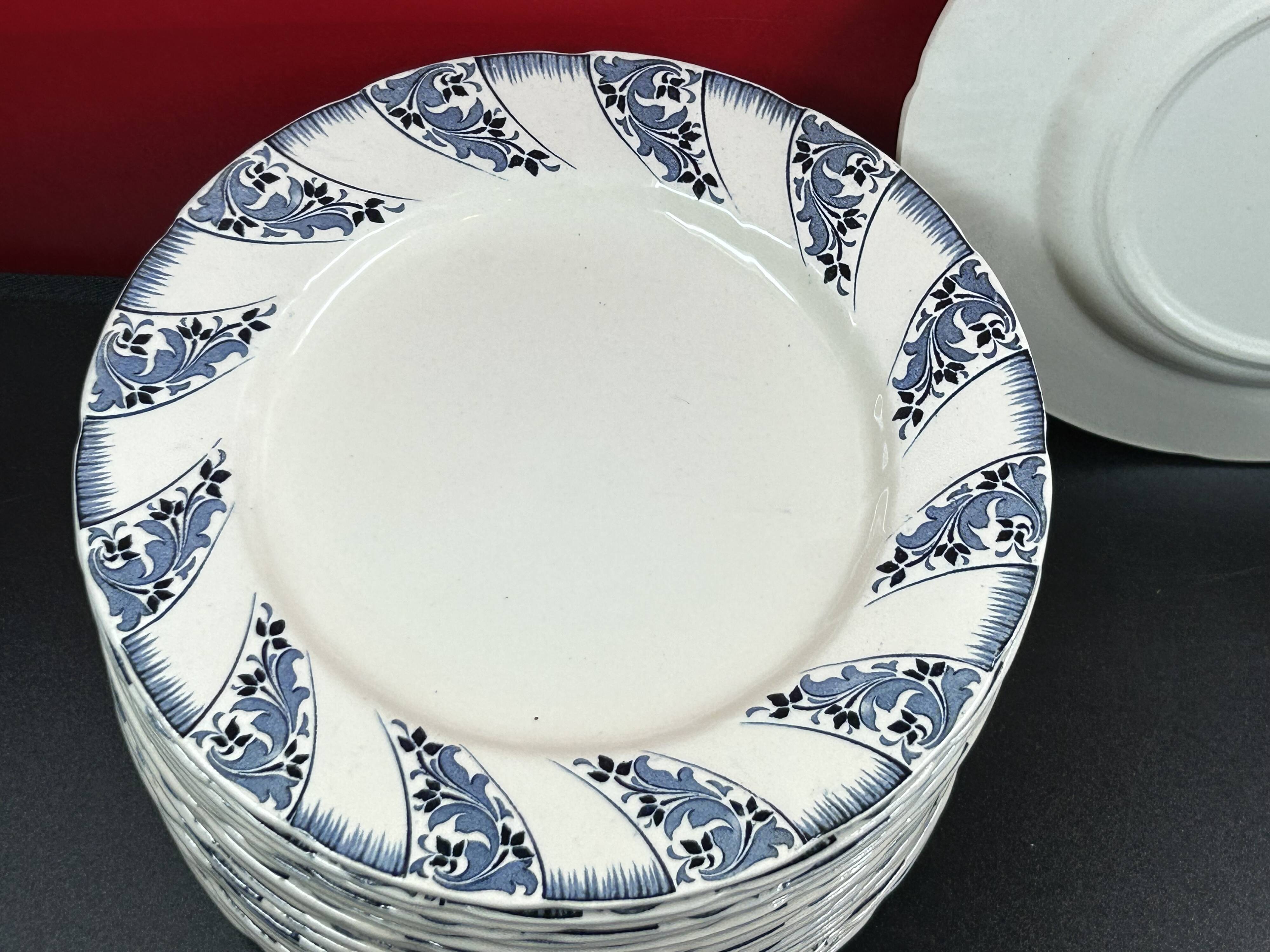 Set of 18 Lunéville earthenware dinner plates, 25.5 cm diameter