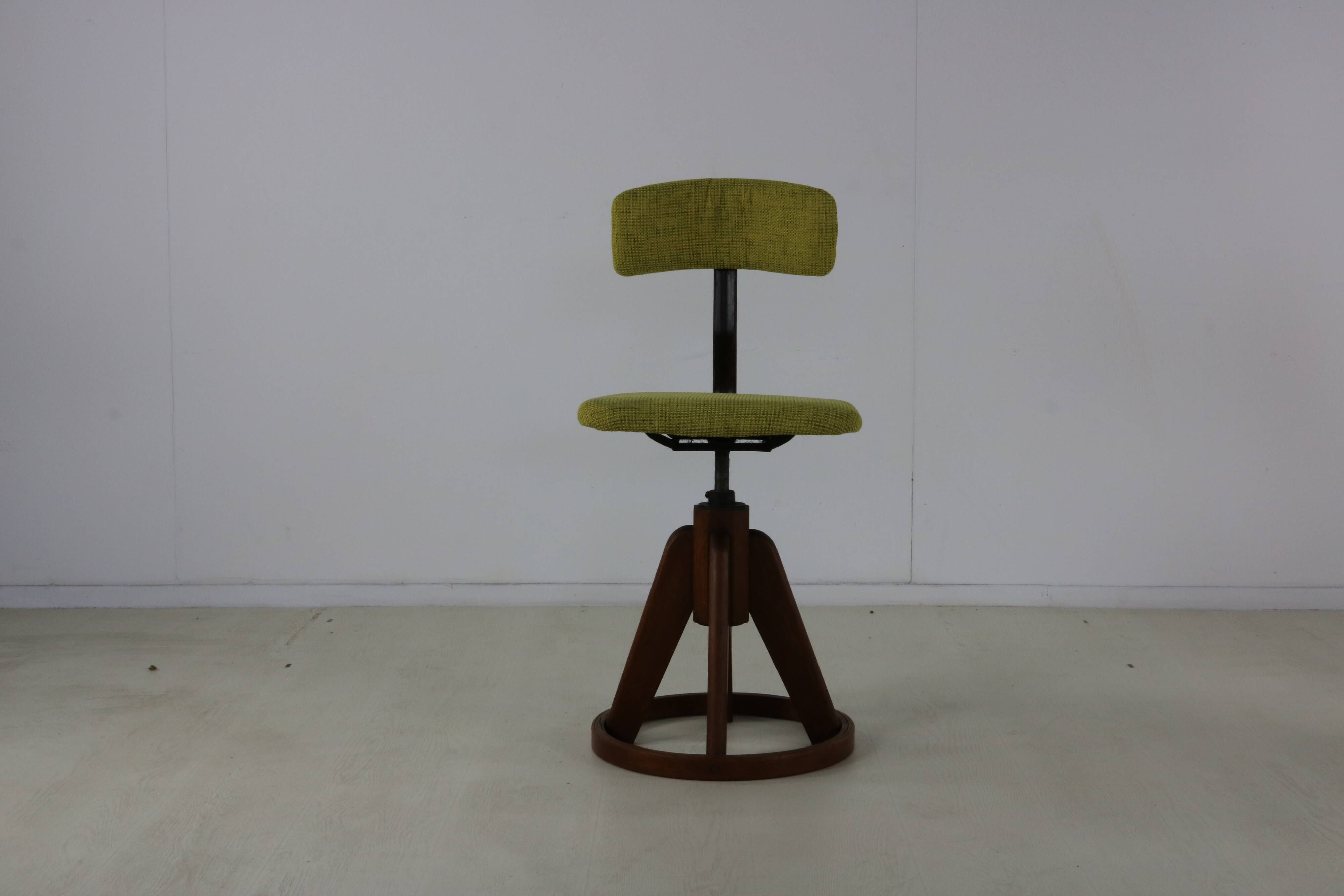 Fifties design working chair with stabilizing wooden ring base