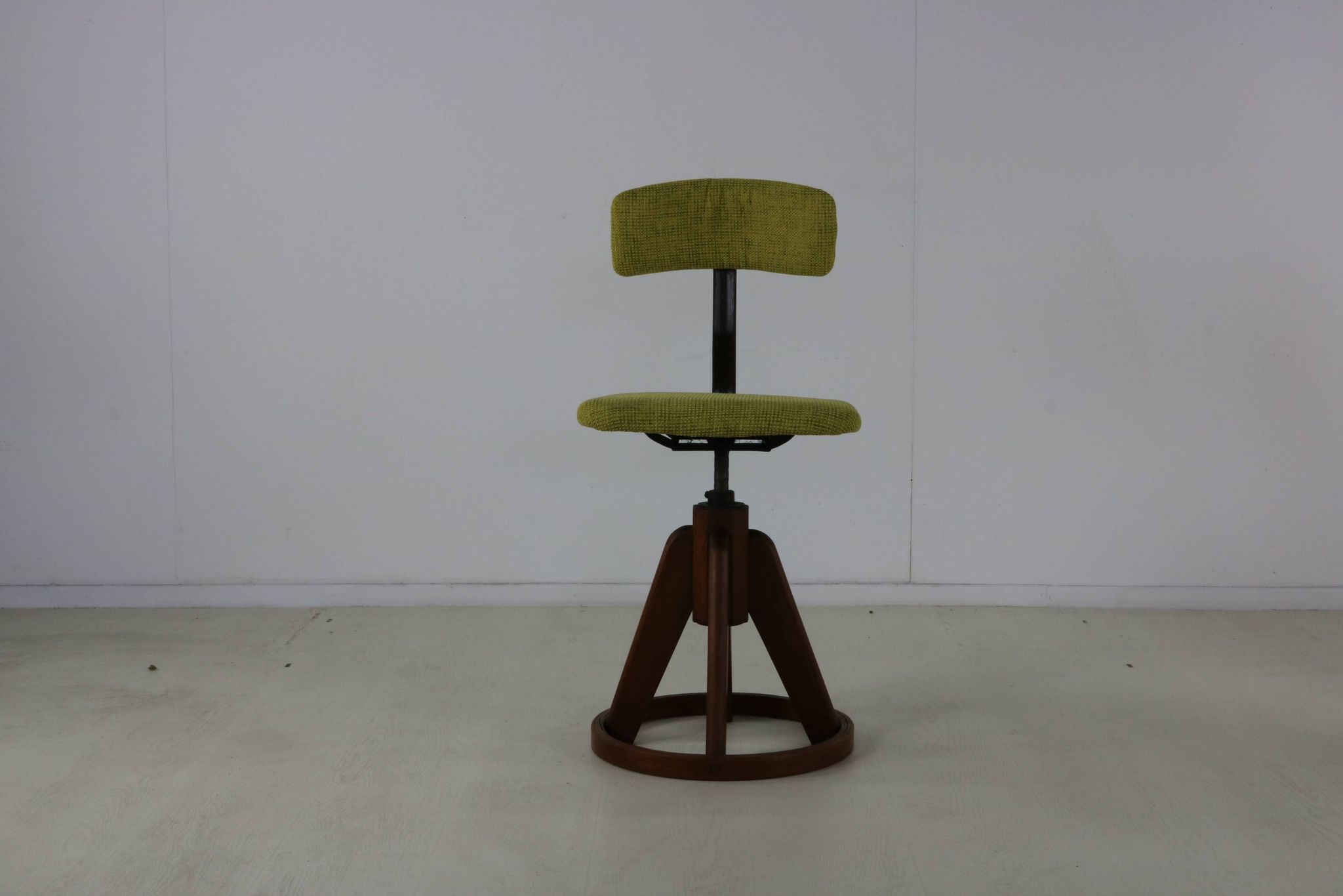 Chaise de travail design des années cinquante avec base en anneau en bois stabilisant.