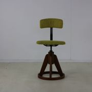 Chaise de travail design des années cinquante avec base en anneau en bois stabilisant.