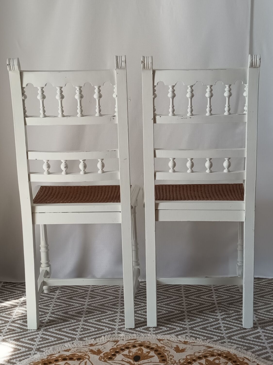 Paire de chaises Henri II blanches cannage