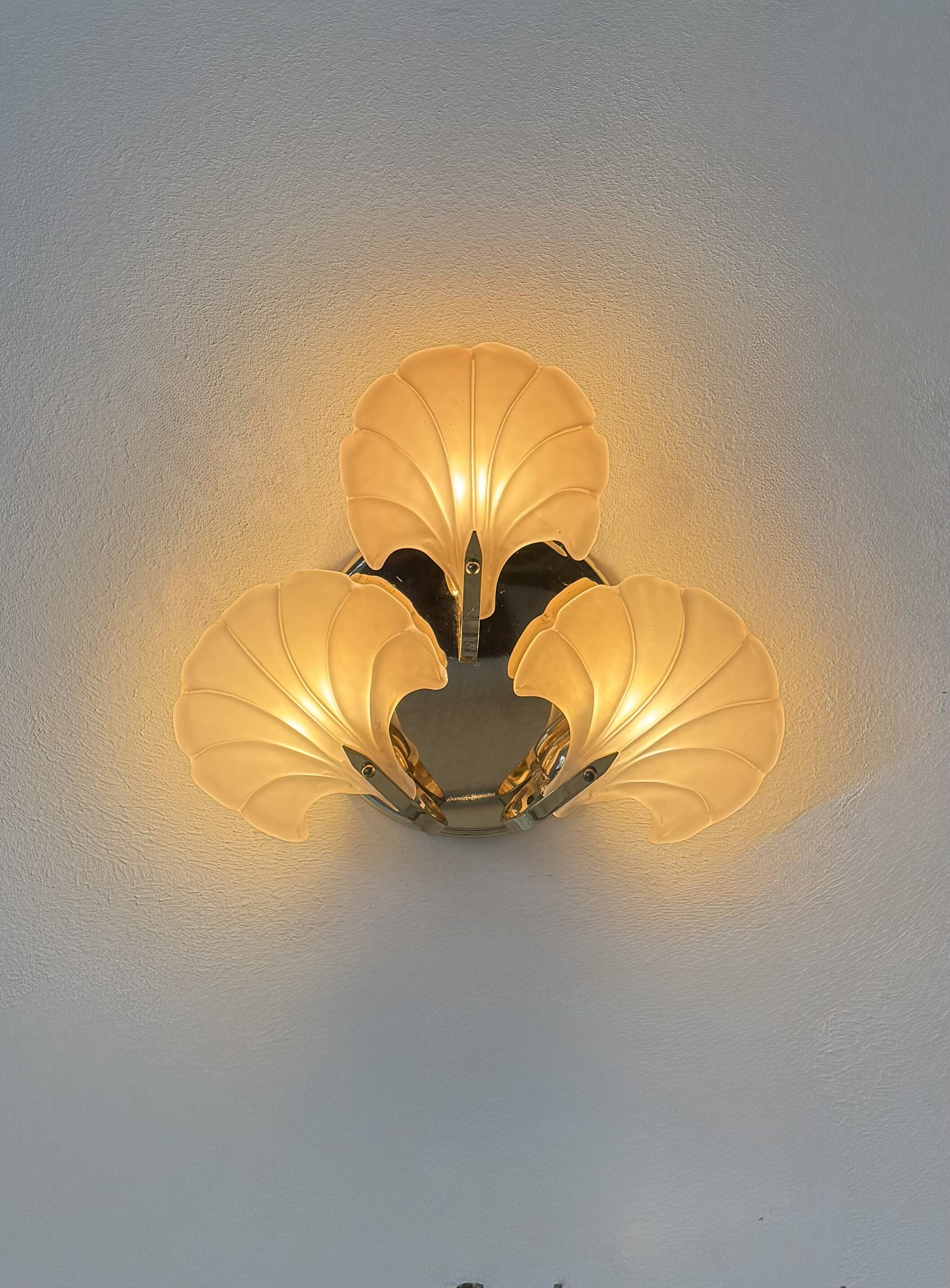 Vintage shell wall light, amber glass and brass, France, 1970.