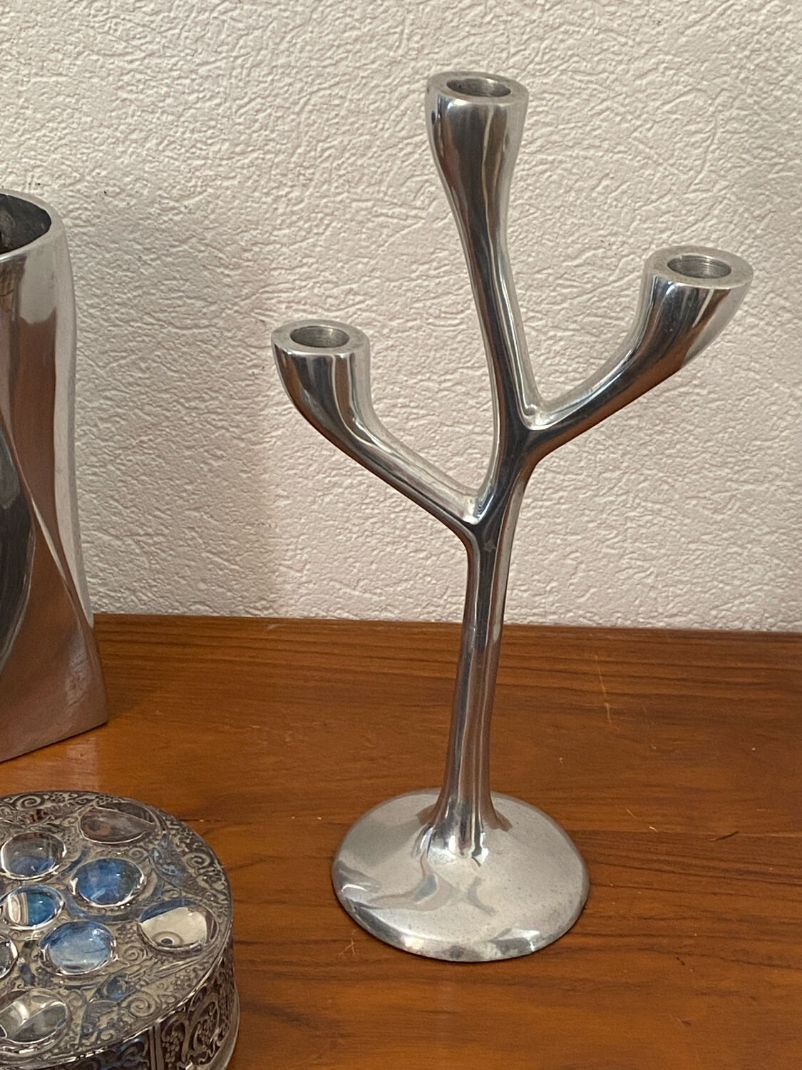 Organic-shaped cast aluminium candlestick