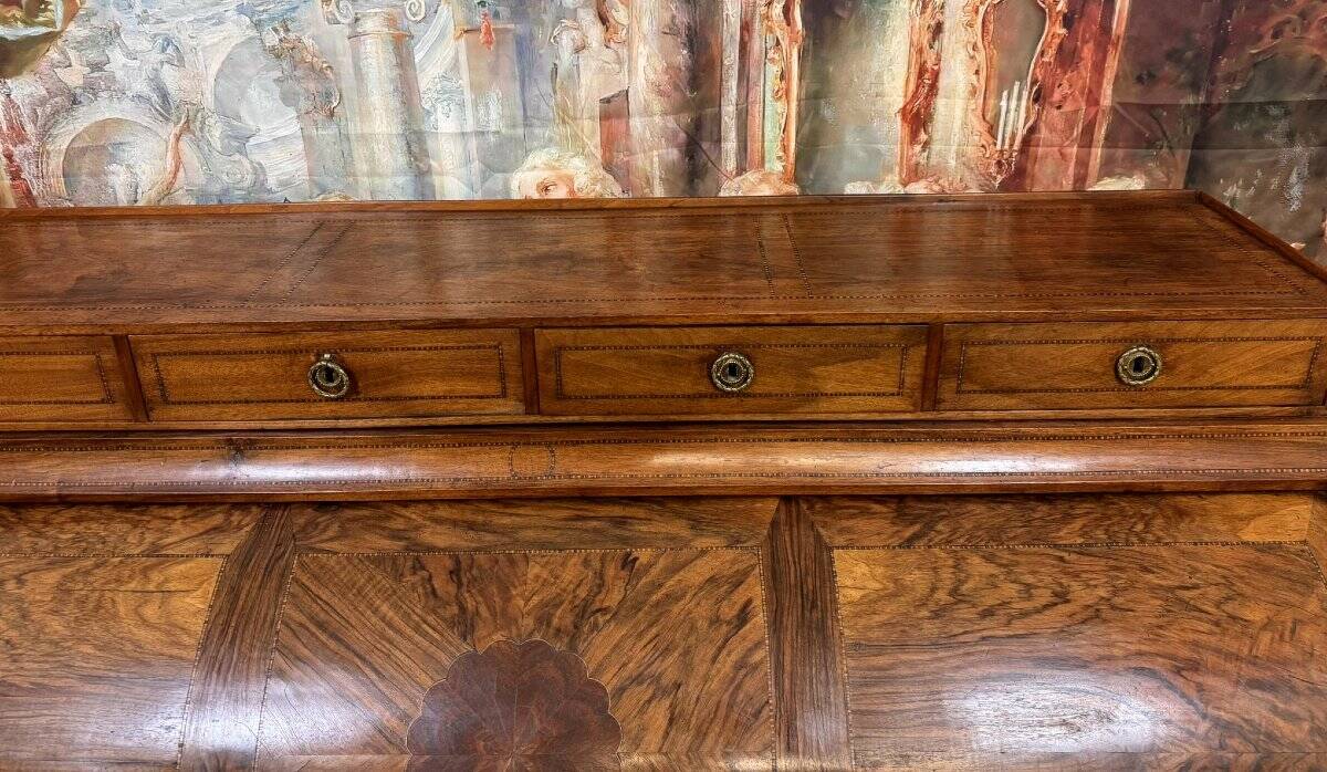 Bureau à cylindre de centre en noyer, époque Louis XVI