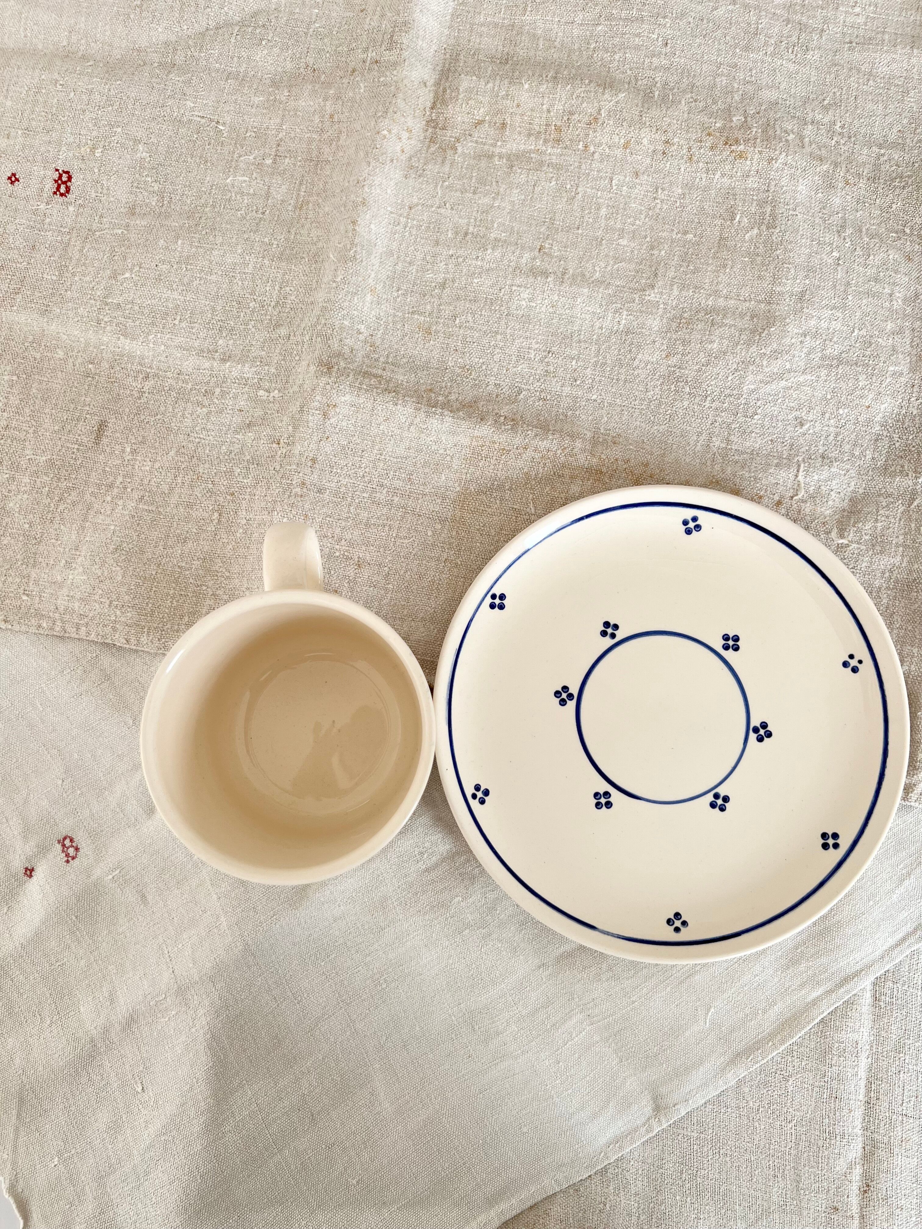 Grande tasse et sous tasse ancienne peinte à la main - Style romantique porcelaine beige et bleu