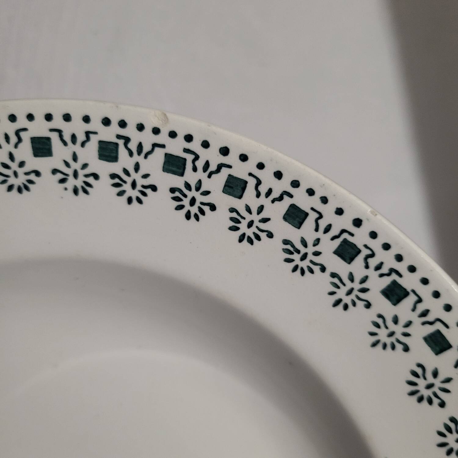 Vintage Sarreguemines Ypres soup/decorative plate in excellent condition