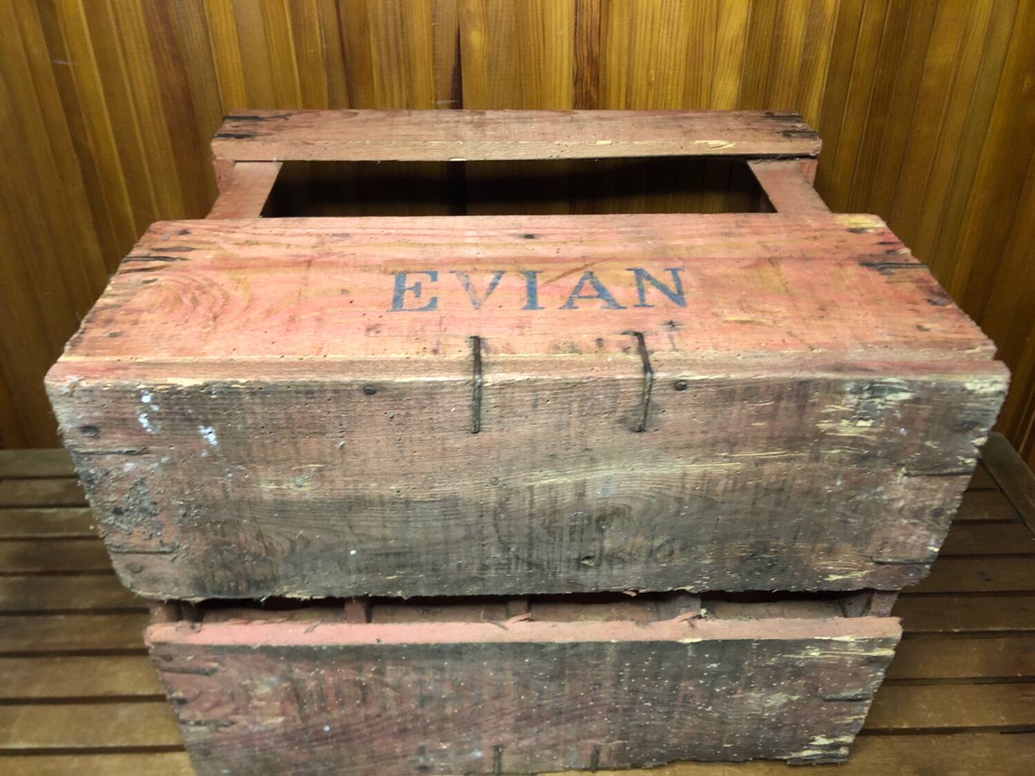 Ancienne Caisse à Bouteilles Evian En Plastique Rose – Capacité 12 – Objet Vintage Déco