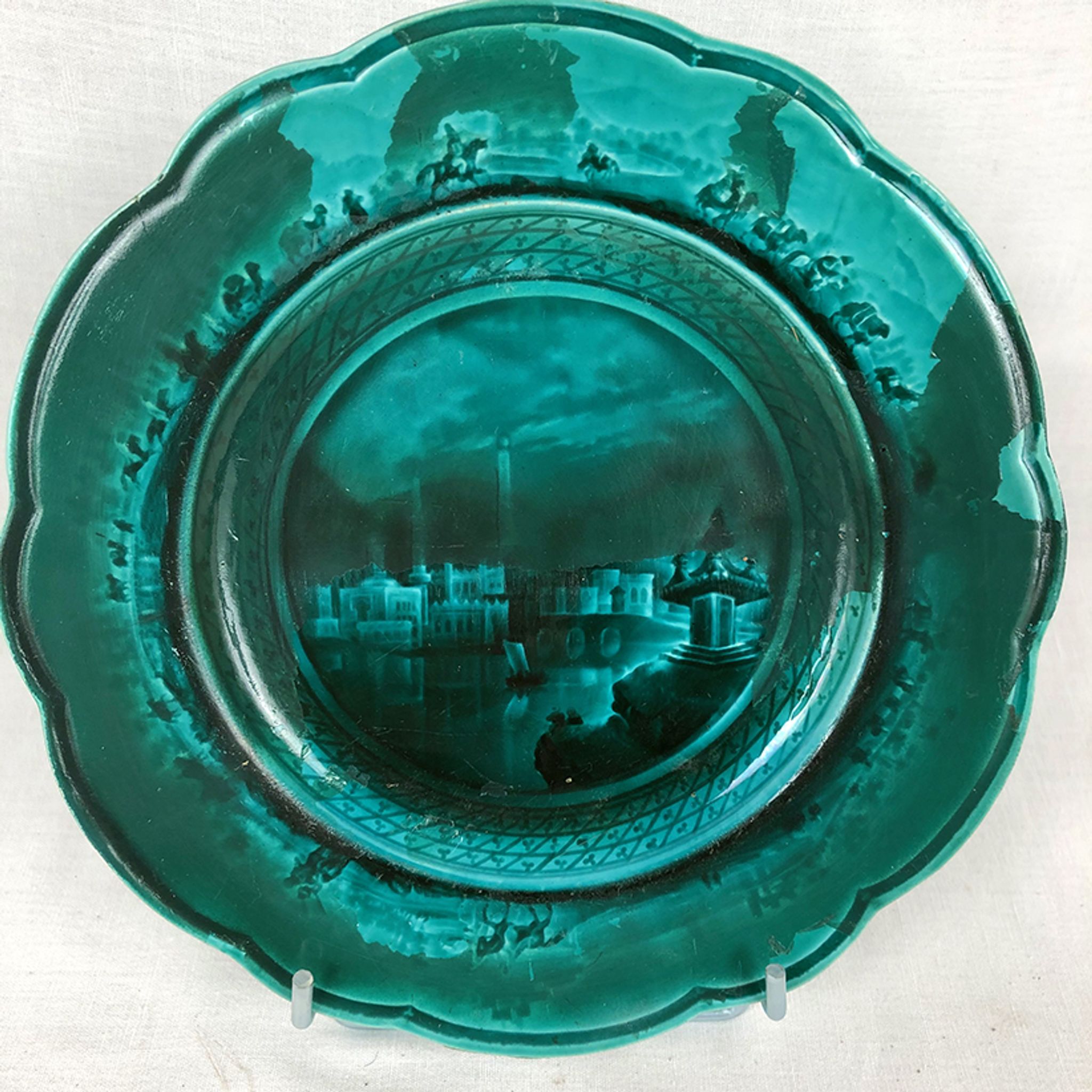 Série de six assiettes chantournées émaux de Rubelles, milieu XIXe