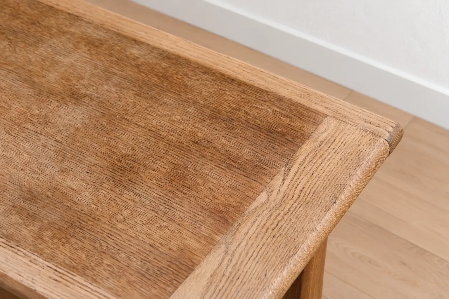 Natural wood farmhouse coffee table – country style, dowel stretcher – 99 cm