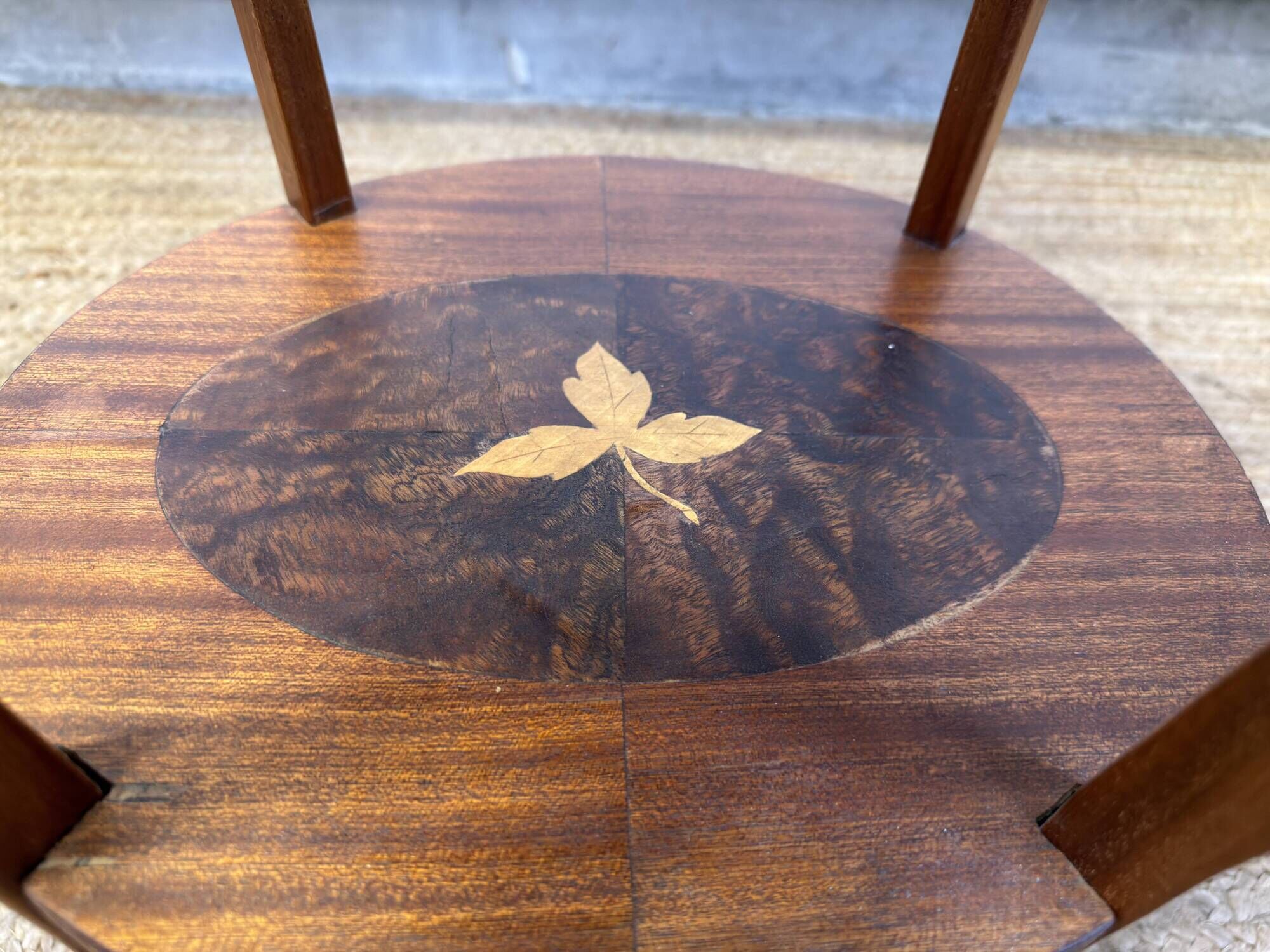 Table de chevet marquetée de style Louis XV – 2 tiroirs – décor floral