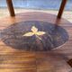 Table de chevet marquetée de style Louis XV – 2 tiroirs – décor floral