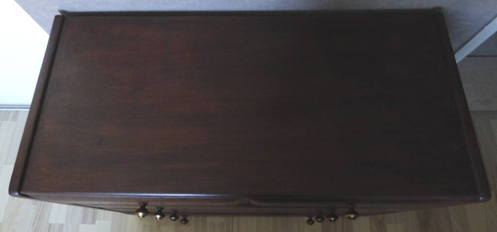 Antique chest of drawers from the 50s with 5 curved drawers, vintage old-style assembly and brass knobs