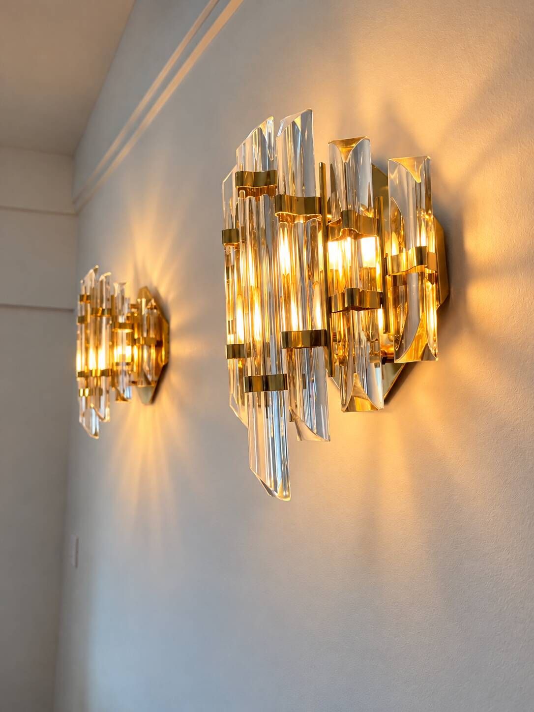 Pair of Venini wall sconces in cut Murano glass, circa 1970.