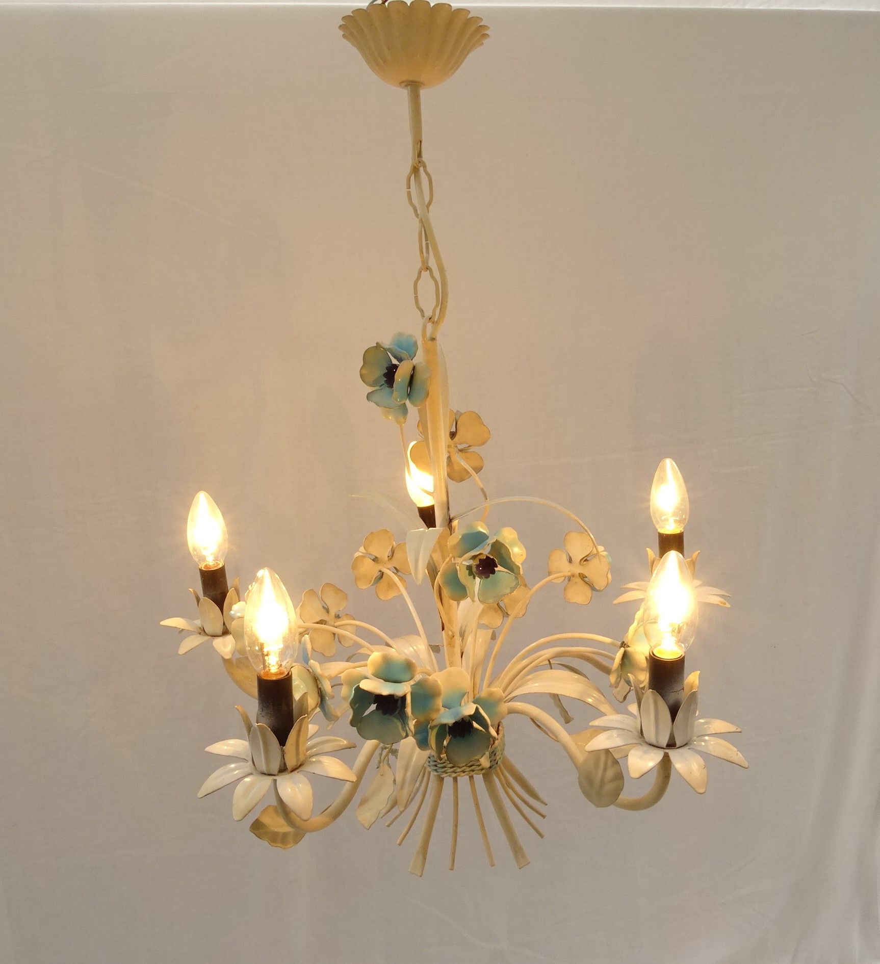 Vintage chandelier bouquet of blue flowers 5 candles in painted sheet metal.