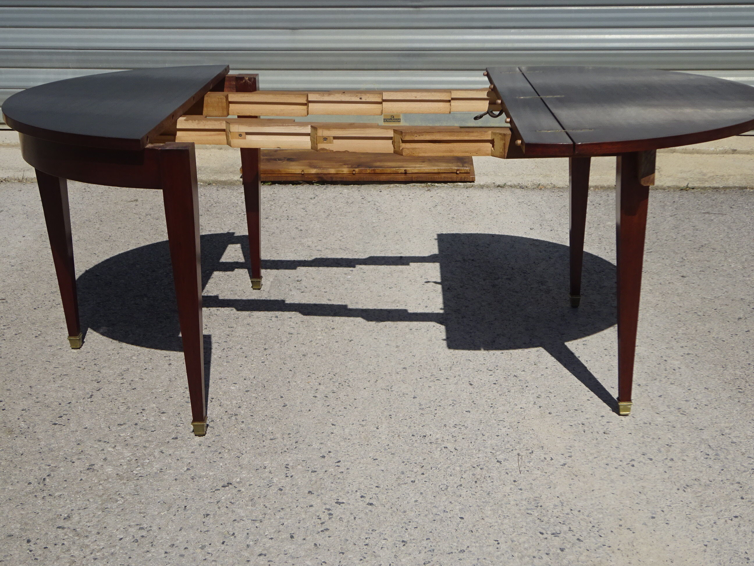 Half-moon console table, extendable in Empire style.